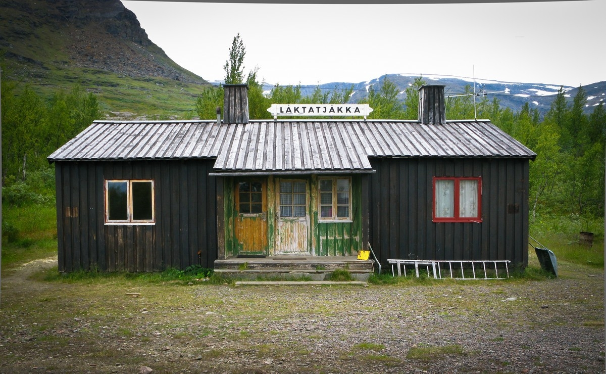 Låktatjåkka holdeplass på Ofotbanen, svensk side, ved Abisko.  Foto: Harald Harnang.