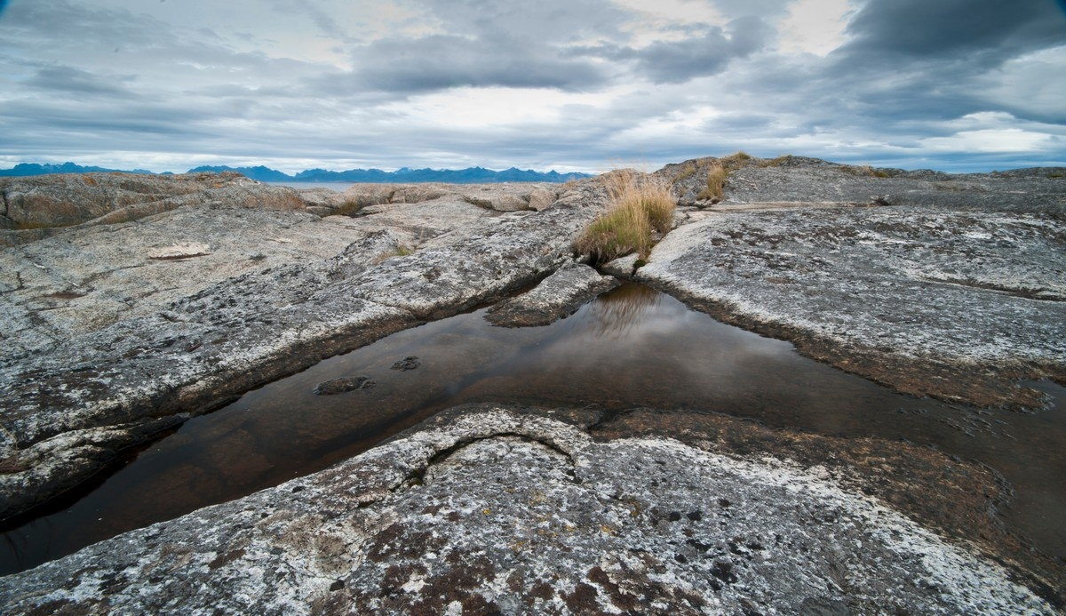 Tranøy i Hamarøy kommune, Nordland. Naturbilde, fjell og gress.  Foto: Harald Harnang.