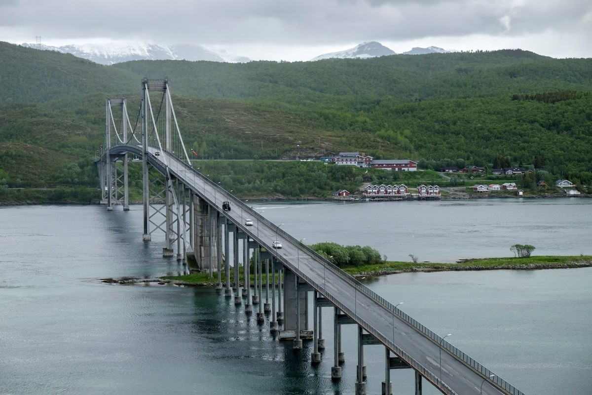 Tjeldsundbrua med Tjeldsiundkroa bak. Juni 2015.  Foto: Harald Harnang.