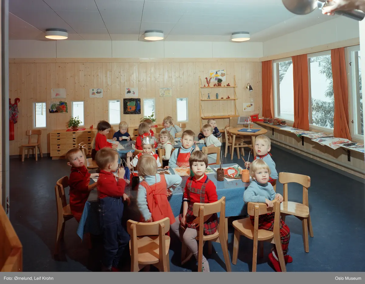 Standard telefon- og kabelfabrikk, bedriftsbarnehage, interiør, barn, gutter, jenter, kvinner2