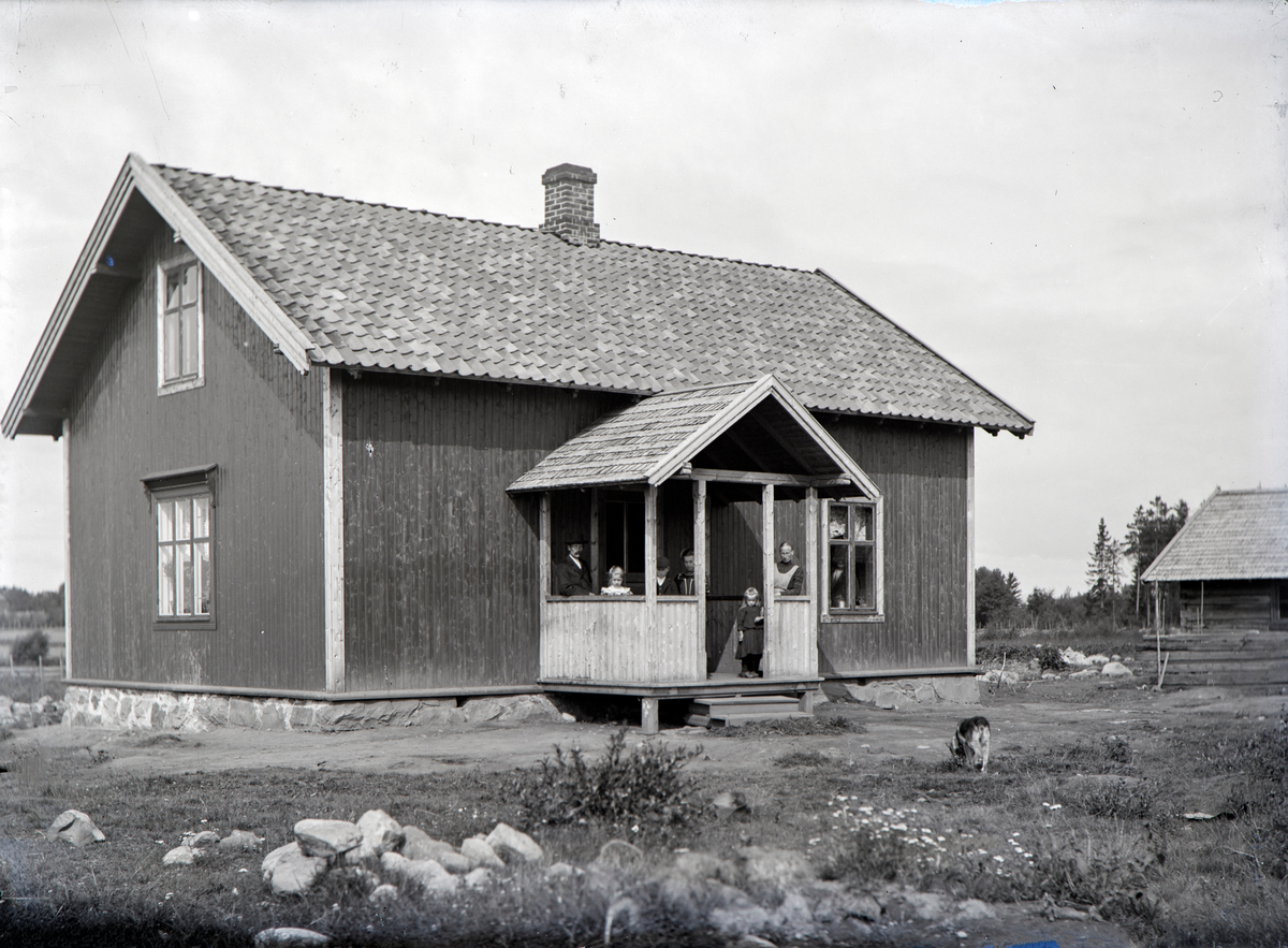 Stange, antatt: husmannsplass kalt Ytterud eller Nyland under Store Skjelve. antatt: Johan og Ida Kristine Nyland. med barna: Helga, Halvor, Karen og Johanne