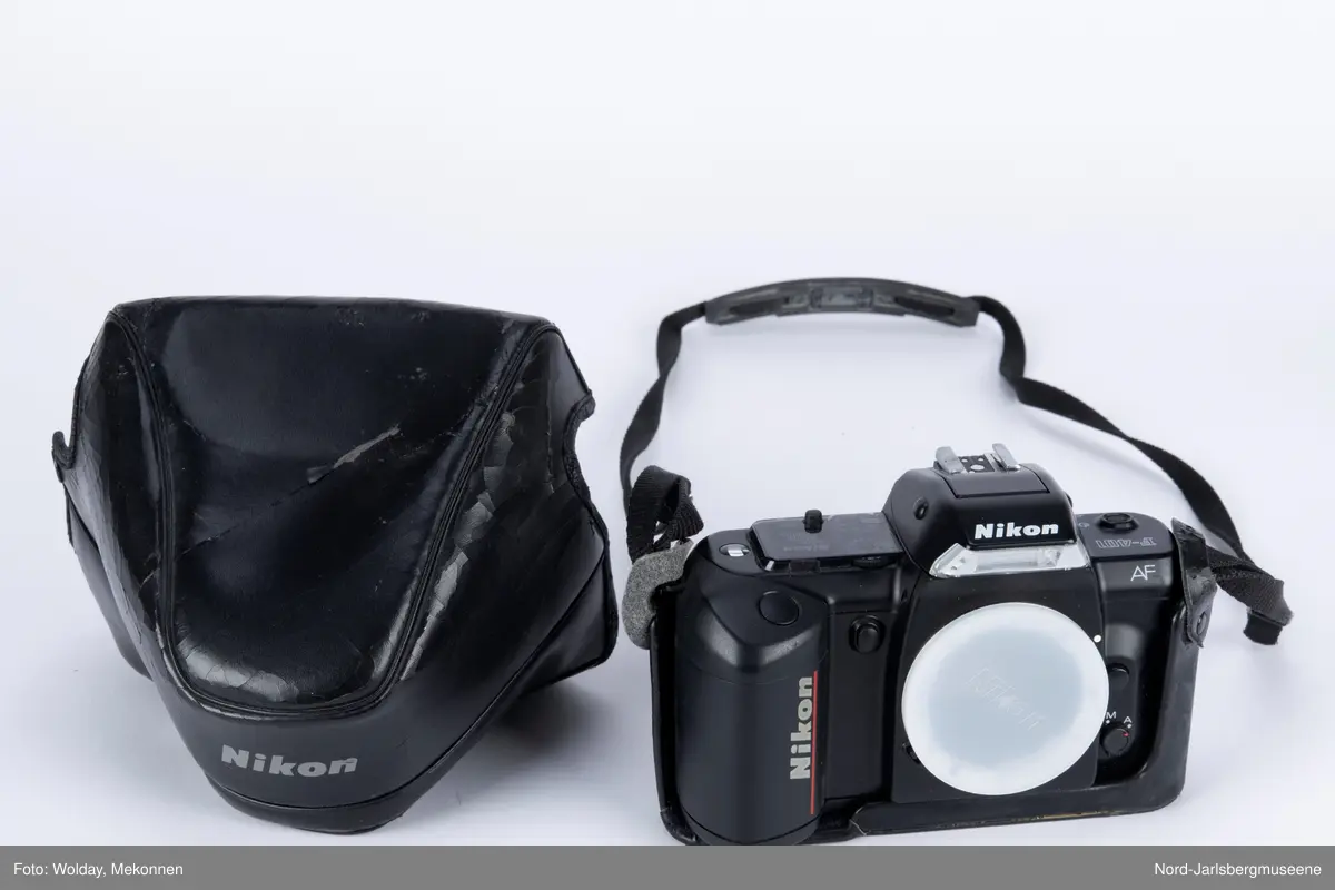 Kamera av typen Nikon F 401, med futteral