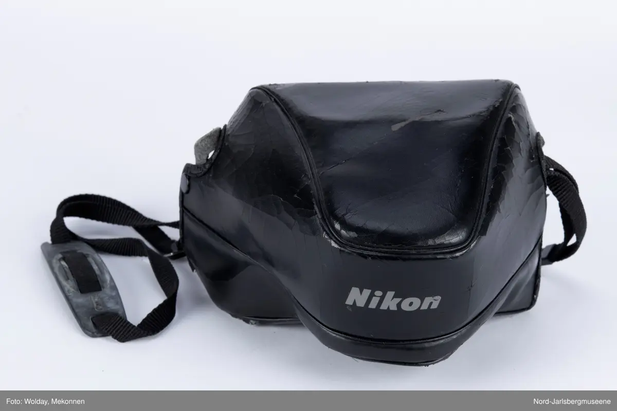 Kamera av typen Nikon F 401, med futteral