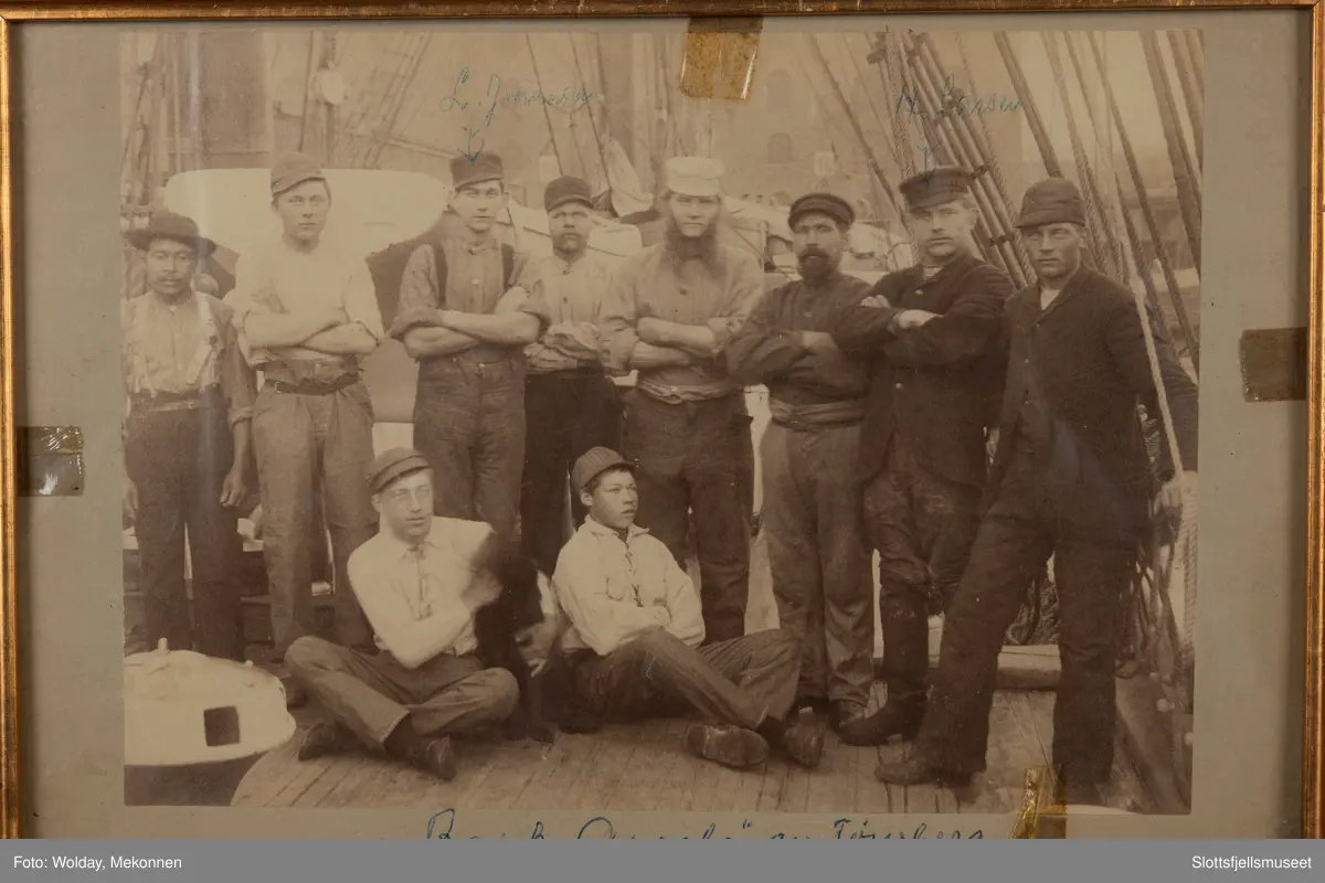 Mannskapsbilde fra bark AREOLA av Tønsberg. De har med seg en hund.