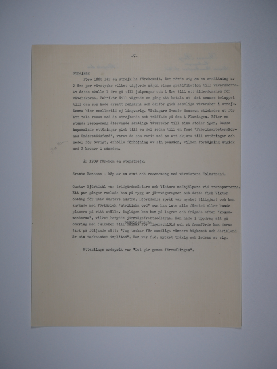 Alingsås bomullsväveri AB.

Diverse excerpter med mera till historik.
Maskinskrivna lösblad.
Trycksaker.
Brevpapper.
Fakturaunderlag.
Priskuranter.

Inkluderar exempel på stämplar till olika tygsorter;
bland andra
EXTRA FINA TRE KRONOR
PRIMA ÖRNEN
TRE LILJOR