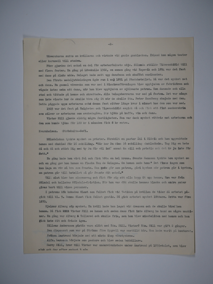 Alingsås bomullsväveri AB.

Diverse excerpter med mera till historik.
Maskinskrivna lösblad.
Trycksaker.
Brevpapper.
Fakturaunderlag.
Priskuranter.

Inkluderar exempel på stämplar till olika tygsorter;
bland andra
EXTRA FINA TRE KRONOR
PRIMA ÖRNEN
TRE LILJOR