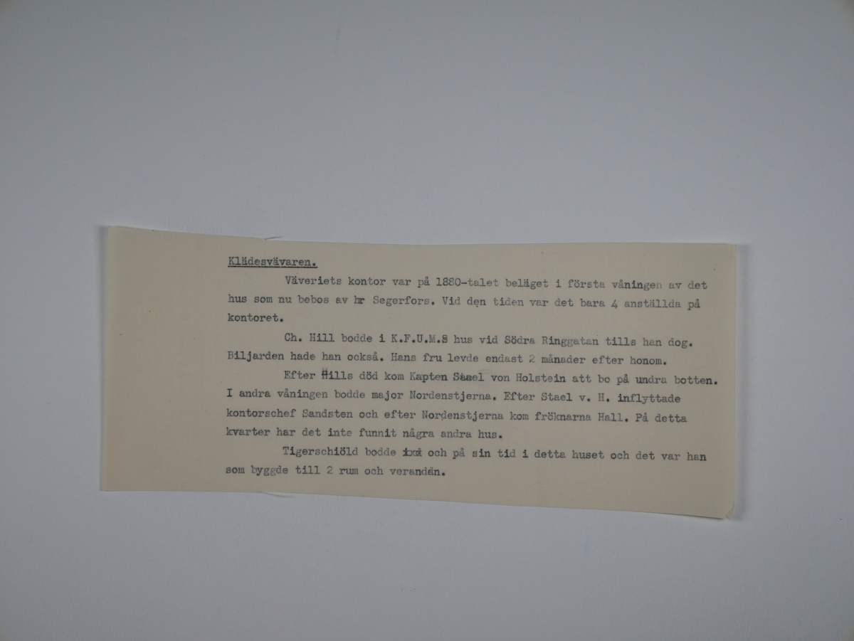 Alingsås bomullsväveri AB.

Diverse excerpter med mera till historik.
Maskinskrivna lösblad.
Trycksaker.
Brevpapper.
Fakturaunderlag.
Priskuranter.

Inkluderar exempel på stämplar till olika tygsorter;
bland andra
EXTRA FINA TRE KRONOR
PRIMA ÖRNEN
TRE LILJOR