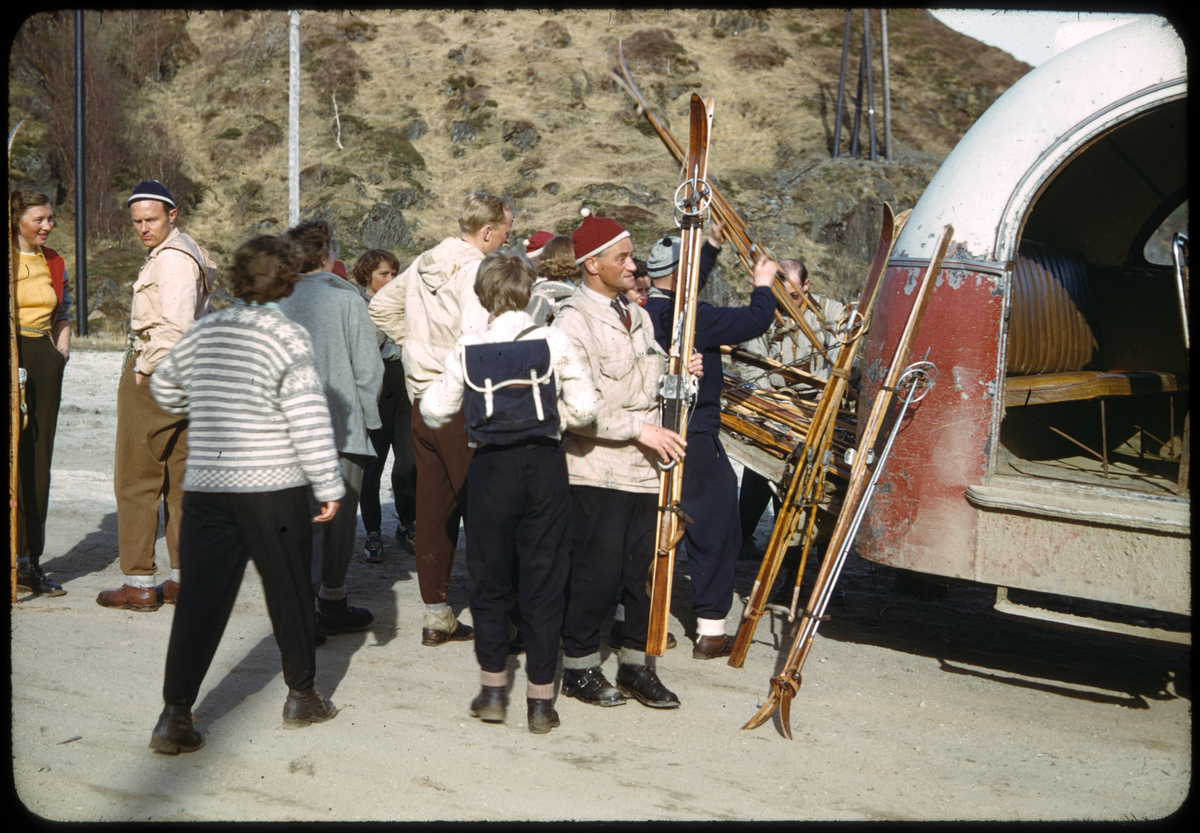 Leirfjord, Meisfjord (Simsødalen). Folk som har kommet med buss fra Sandnessjøen for å gå på skitur i Leirfjord, Simsødalen. Her er folk med ski, kledd i turutstyr som anorakker, strikkegensere, og ryggsekker.