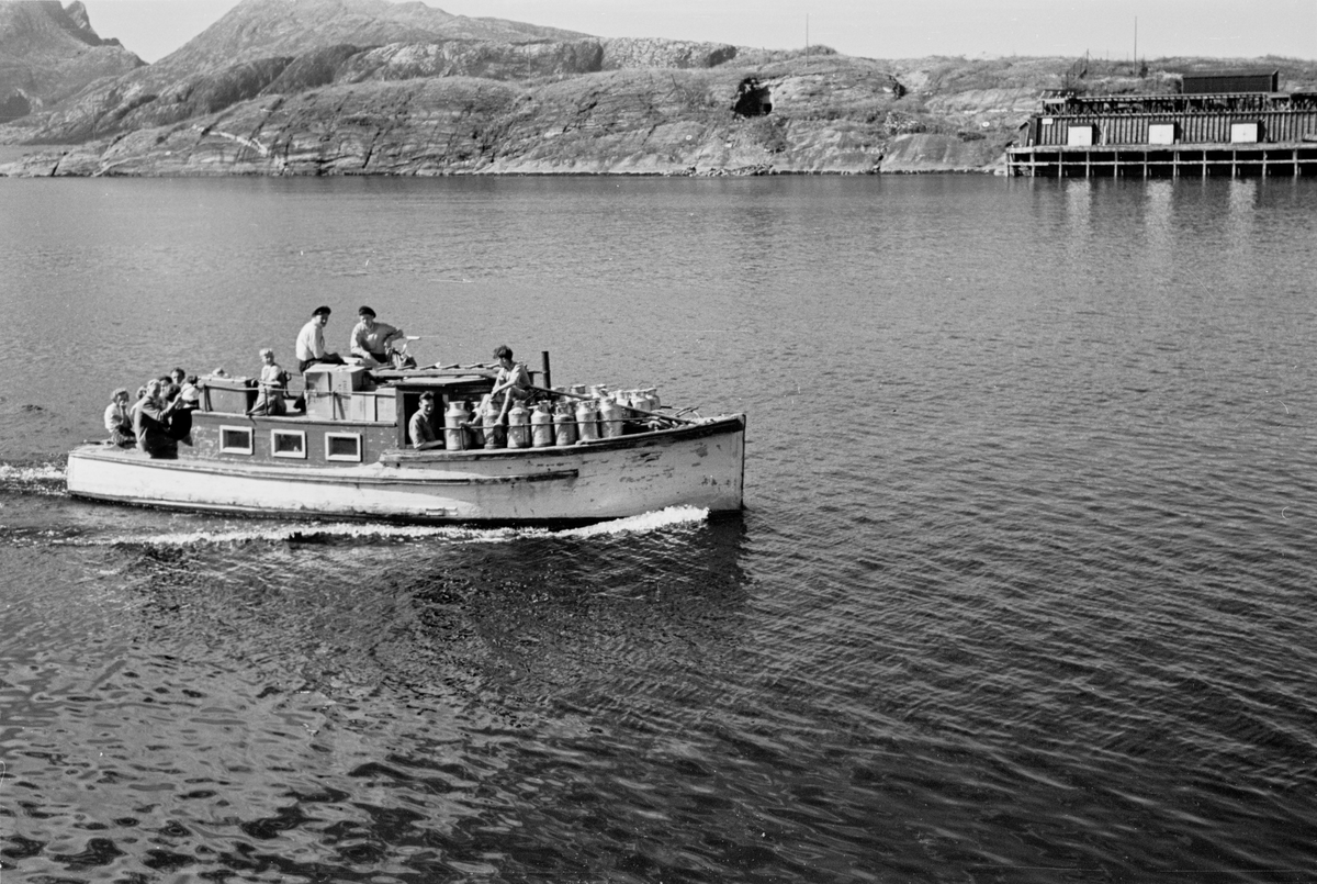 Alstahaug, Sandnessjøen. Båten "Vesla er lastet og er på vei til Leirfjord med gods, melkespann og folk. Båten fraktet folk, gods, varer og melkespann mellom Sandnessjøen og Leirfjord. Båten gikk mellom Sandnessjøen og Leirfjord.