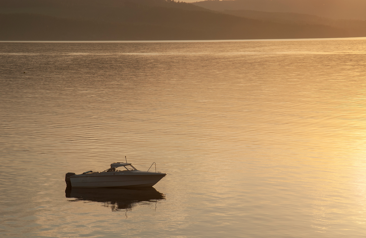Domkirkeodden, Hamar. Mjøsa, kveldsstemning, fritidsbåt, friluftsliv, solnedgang
