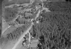 Flygfoto över Mässbacken, Orsa kommun, år 1947-1949. Det finns två ortnamn som har samband med detta foto: Mässbacken och Morastrand.