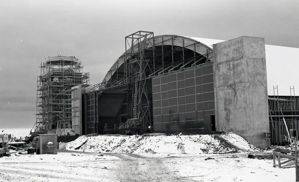 Fra byggingen av flyplassen i oktober 1974.