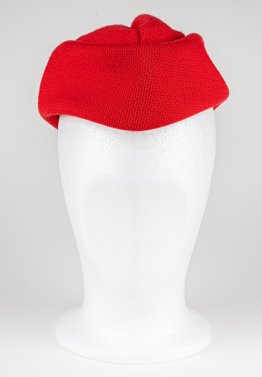 Röd uniformsmössa.