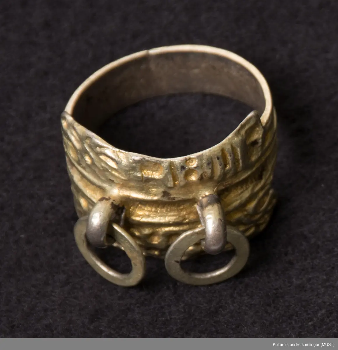 Ring som utvider seg til en plate med to ringer i front.