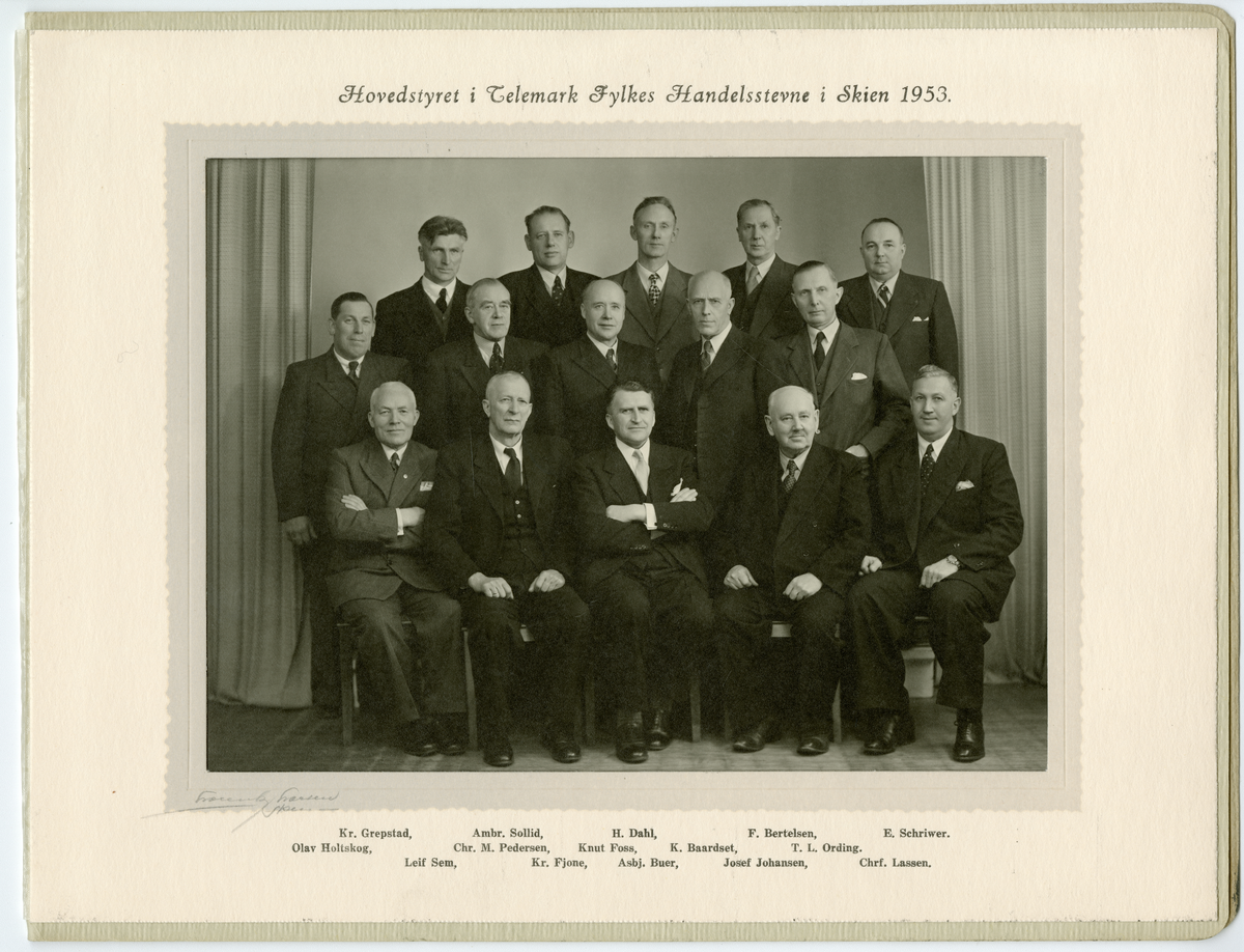 Telemark Fylkes Handelsstevne, hovedstyret i 1953

Første rad: Skolestyrer Kr. Grepstad, Fylkeslandbrukssjf h.v Ambros Sollid, grosserer Halvor Dahl (1897 - 1987), grosserer F. Bertelsen og garvemester Edgar Schriwer.

Andre rad: bonde Olav Holstkog, Boktrykker Christian Marius Pedersen, Fylkesgartner Knut Foss, Fylkeslandbrukssjef Karsten Baardset og grosserer Thorolf Lieungh Ording.

Bakerste rad fra venstre: Leif Sem, bonde Kristian Fjone, gartner Asbjørn Buer, sekretær/forretningfører Josef Johansen (1885 - 1973) og slaktemester Christoffer Lassen.