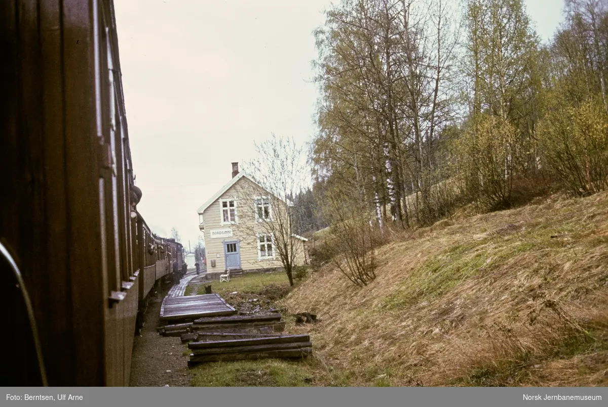 Damplokomotiv 24b 236 med veterantog på Nordsinni holdeplass på Valdresbanen