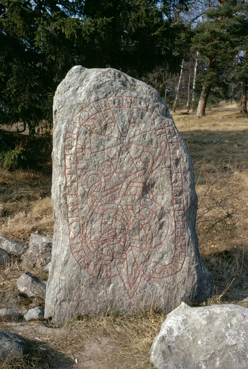 Runstenen Sö 302 vid Bergaholm.