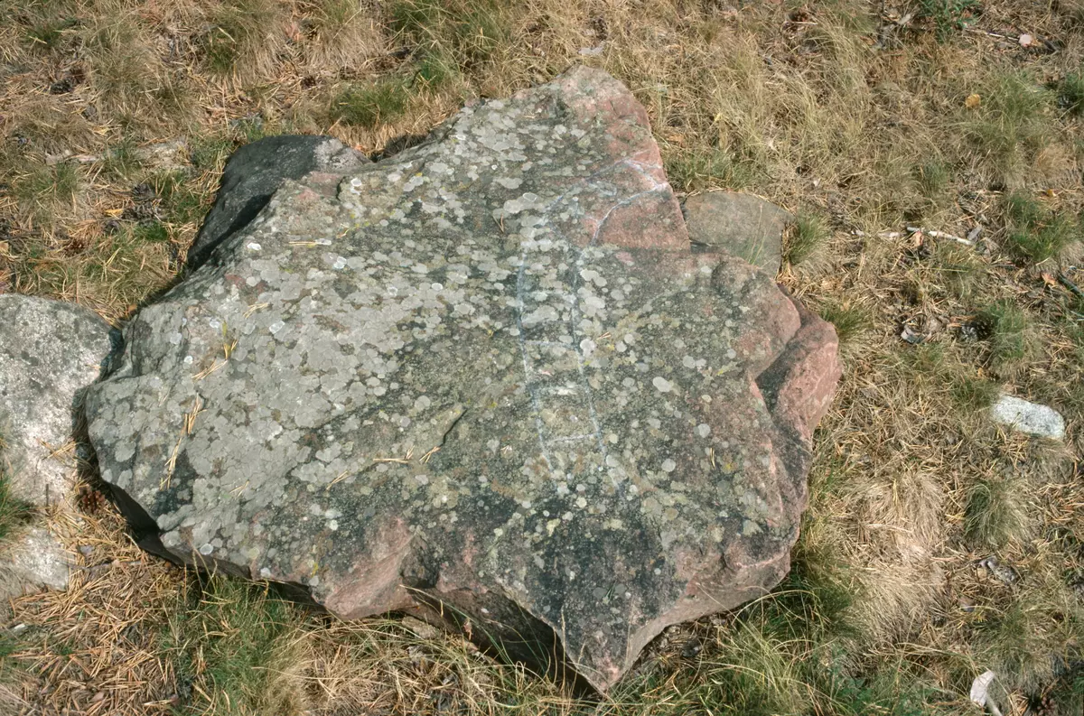 Runstensfragment Sö 381 vid Ladvik.