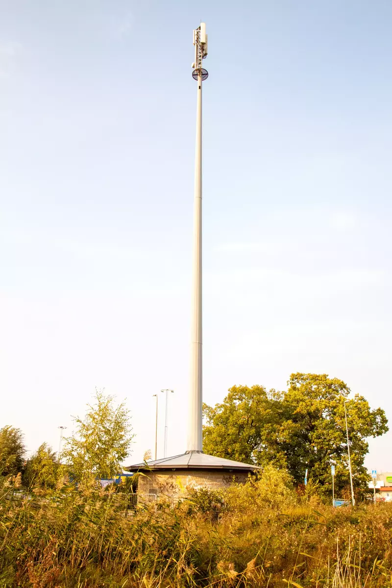 En telemast mitt i området med utsikt över ån.