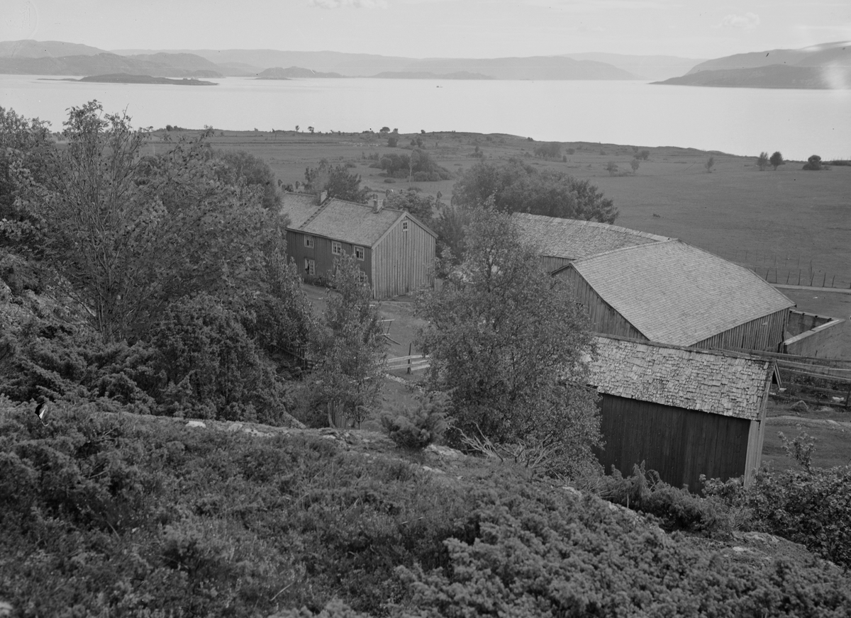 Hovedbygningene på Sør Akset, Sandstad, Hitra, bilde tatt fra nord.