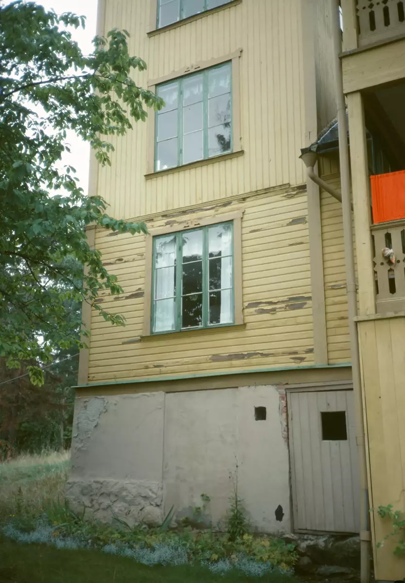 Nacka; Hasseludden. Villa Höja (fd Lovisero). Norra fasaden med flagande färg påförd 1974.