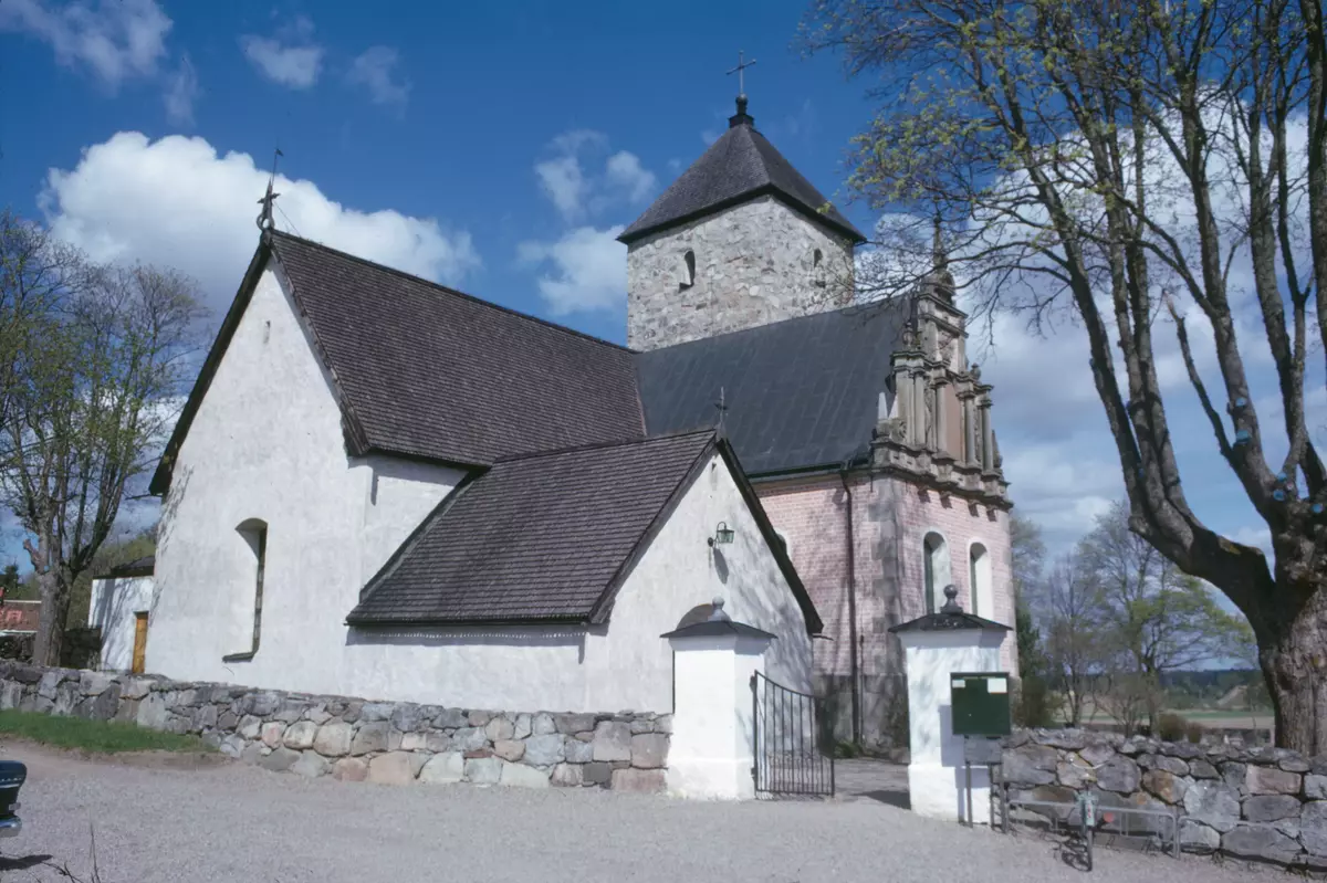 Norrsunda kyrka från SV.