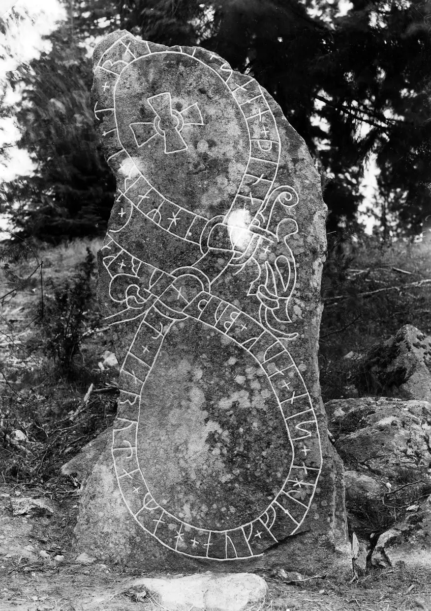 Nr 132. Runsten SÖ om Hagen.