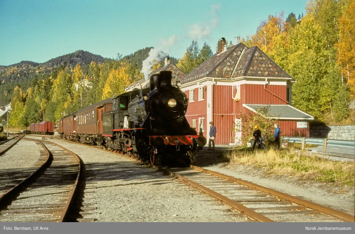 Damplokomotiv type 24b nr. 236 med veterantog fra Kongsberg på Rødberg stasjon