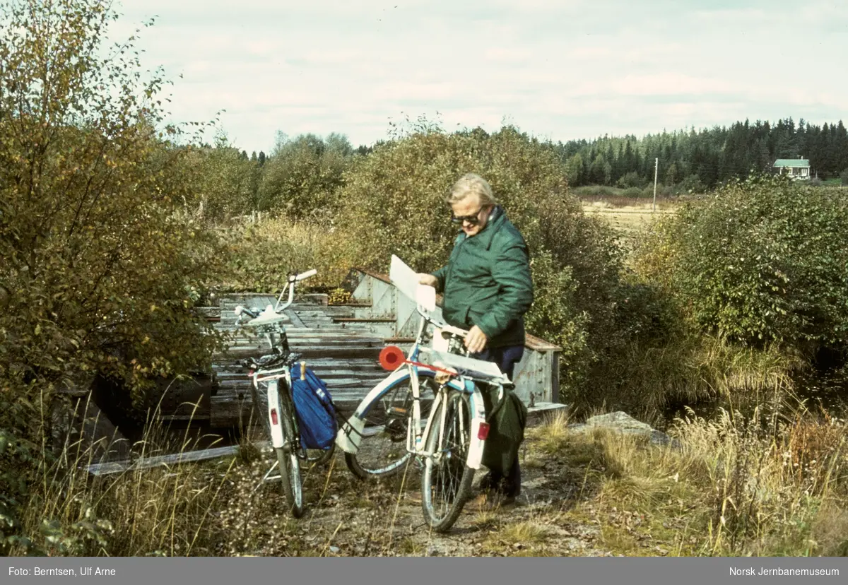 Med sykkel ved bru over Korselva ved Hemnes på nedlagte Aurskog-Hølandbanen