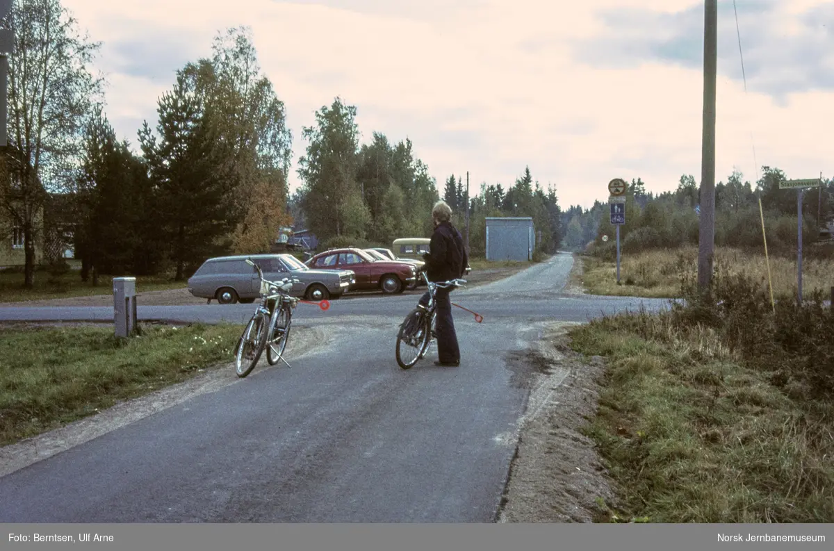 Med sykkel på traseen til nedlagte Aurskog-Hølandbanen ved tidligere Fosser stasjon