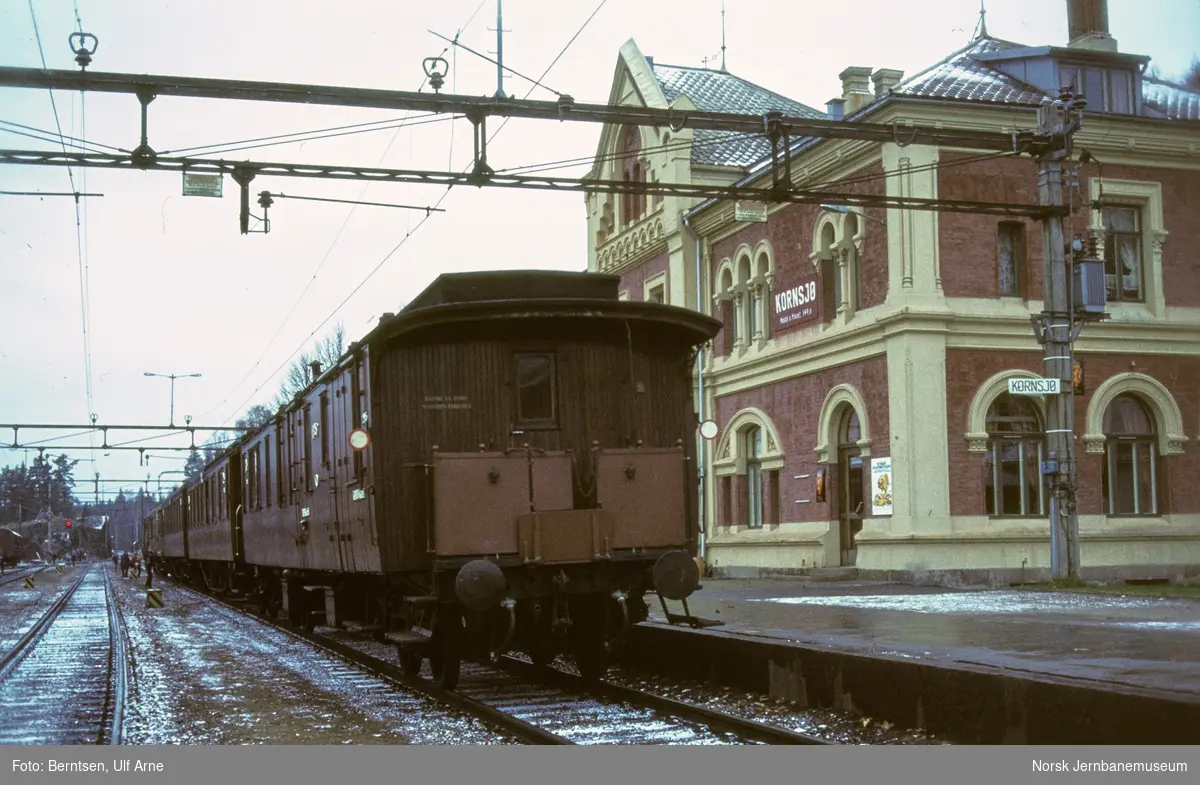 Elektrisk lokomotiv El 5 2039 med veterantog på Kornsjø stasjon på Østfoldbanen