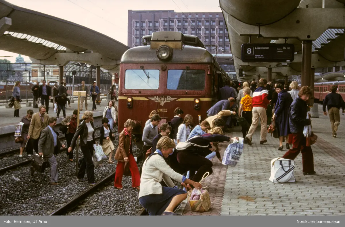 Driftsavvik og kaos på Oslo Sentralstasjon. Reisende krysser togsporene