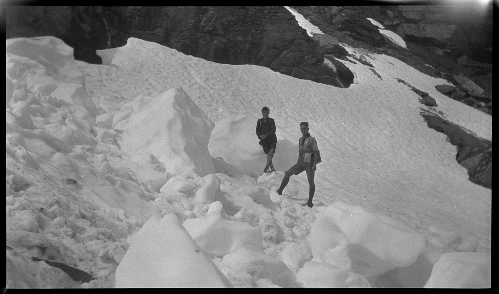 Unge menn og gutter på tur med ro- og seilbåt i Ryfylke. Det er bilder fra båtturene, bading, teltliv og turer på landet og i fjellet. Noen av guttene går med speiderskjorte.