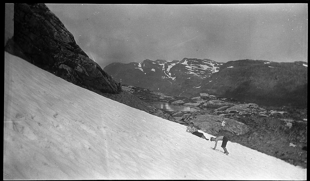 Unge menn og gutter på tur med ro- og seilbåt i Ryfylke. Det er bilder fra båtturene, bading, teltliv og turer på landet og i fjellet. Noen av guttene går med speiderskjorte.