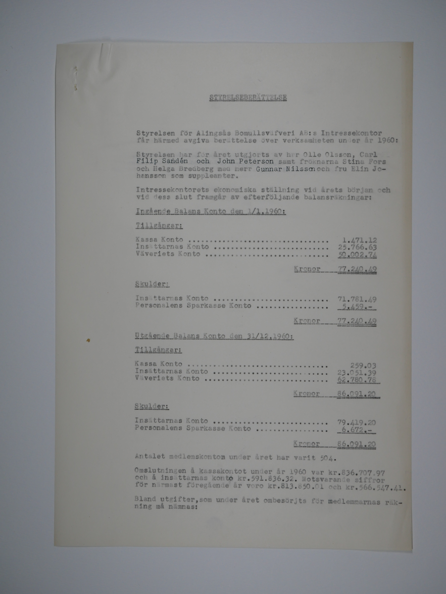 Alingsås Bomullsväveri AB

Intressekontoret.
Verksamhetsberättelser 1928 - 1960.
Maskinskrivna och buntade i en volym.

Intressekontoret öppnade 1919, vid Stora torget.
Dess uppgift var att 'stå den vid Bolaget anställda personal till tjänst vid ordnandet af dess ekonomi samt att främja dess sociala intressen.'

Det var frivilligt om man vill ansluta sig, 
Det var företaget som stod för verksamheten vid Intressekontoret.

Gåva 1983-05 Almedahls AB, Alingsås