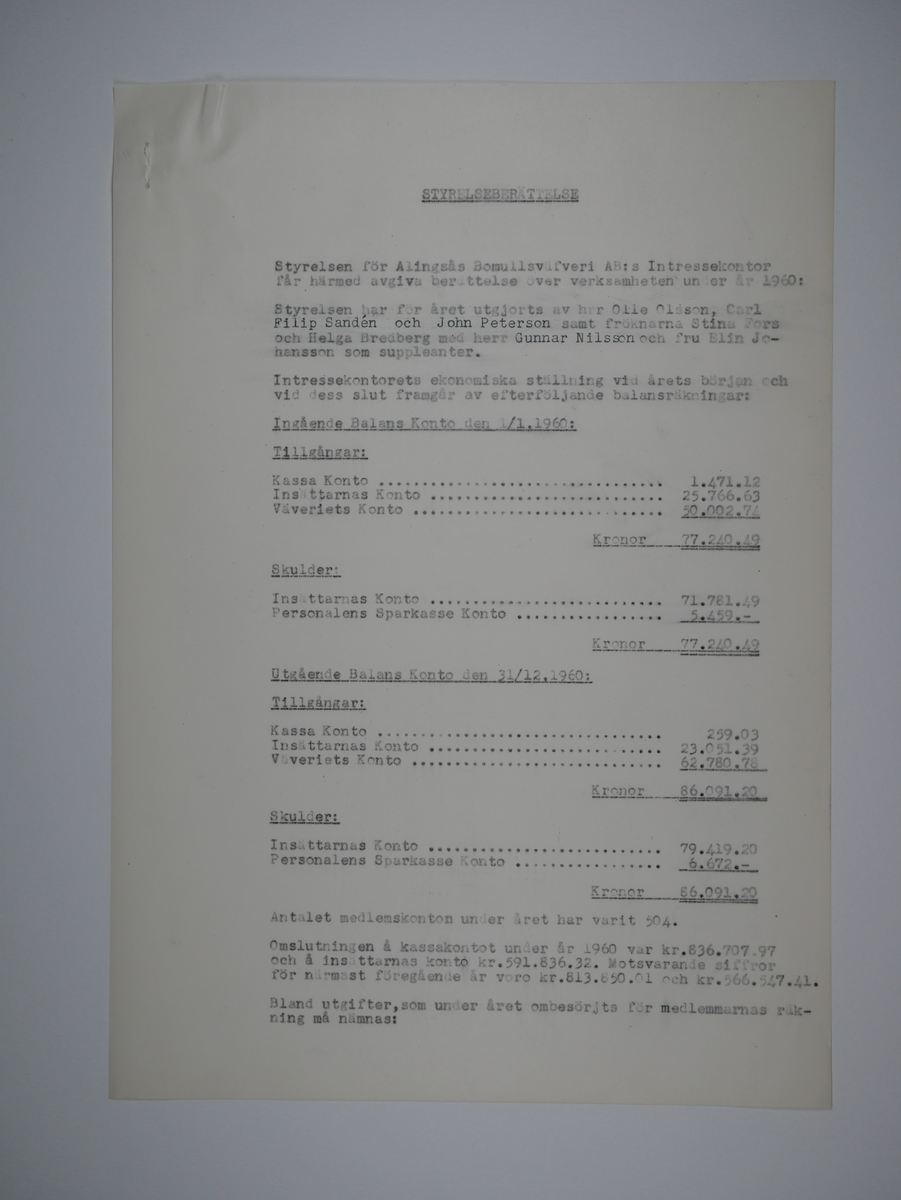 Alingsås Bomullsväveri AB

Intressekontoret.
Verksamhetsberättelser 1928 - 1960.
Maskinskrivna och buntade i en volym.

Intressekontoret öppnade 1919, vid Stora torget.
Dess uppgift var att 'stå den vid Bolaget anställda personal till tjänst vid ordnandet af dess ekonomi samt att främja dess sociala intressen.'

Det var frivilligt om man vill ansluta sig, 
Det var företaget som stod för verksamheten vid Intressekontoret.

Gåva 1983-05 Almedahls AB, Alingsås