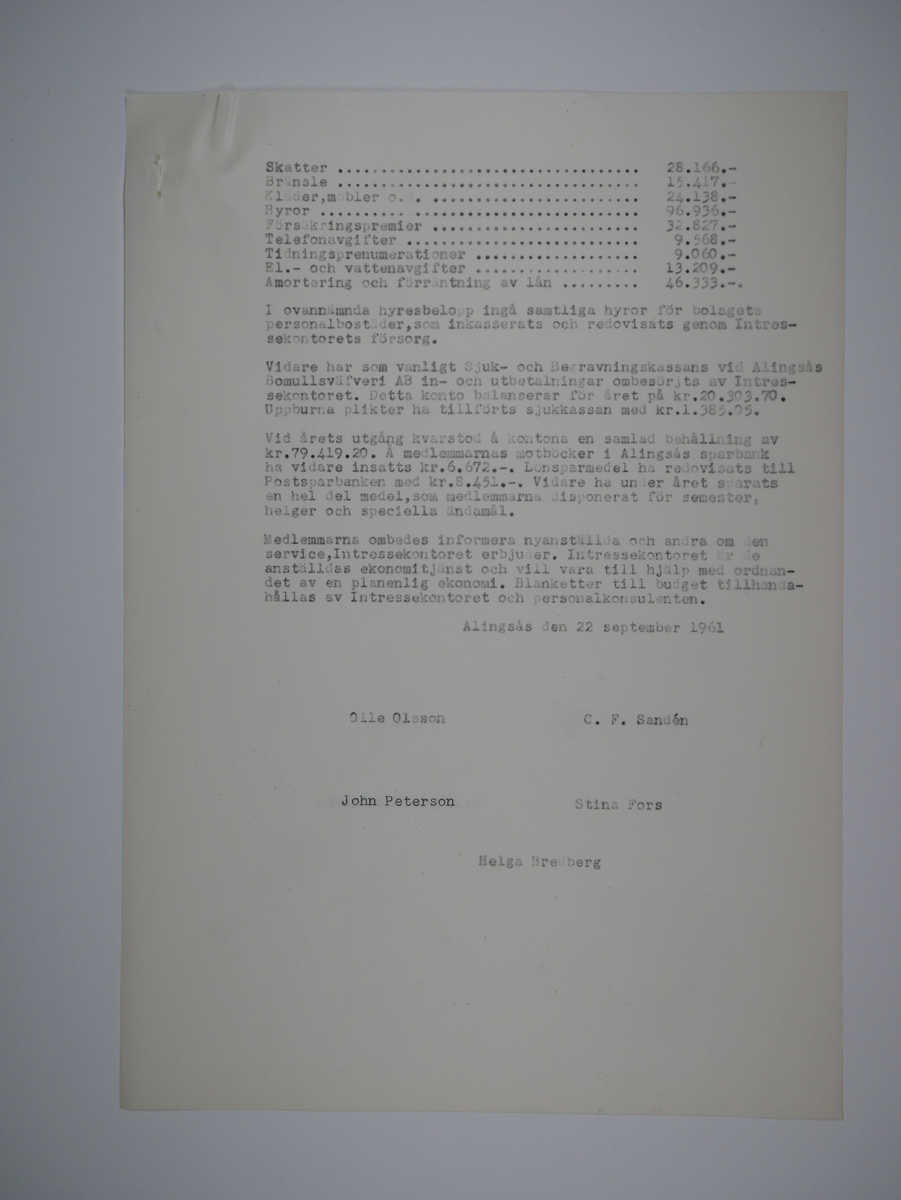 Alingsås Bomullsväveri AB

Intressekontoret.
Verksamhetsberättelser 1928 - 1960.
Maskinskrivna och buntade i en volym.

Intressekontoret öppnade 1919, vid Stora torget.
Dess uppgift var att 'stå den vid Bolaget anställda personal till tjänst vid ordnandet af dess ekonomi samt att främja dess sociala intressen.'

Det var frivilligt om man vill ansluta sig, 
Det var företaget som stod för verksamheten vid Intressekontoret.

Gåva 1983-05 Almedahls AB, Alingsås