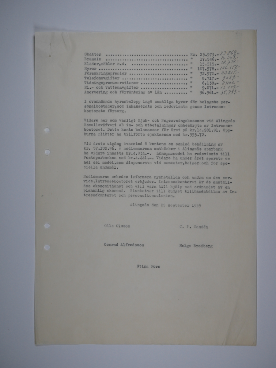 Alingsås Bomullsväveri AB

Intressekontoret.
Verksamhetsberättelser 1928 - 1960.
Maskinskrivna och buntade i en volym.

Intressekontoret öppnade 1919, vid Stora torget.
Dess uppgift var att 'stå den vid Bolaget anställda personal till tjänst vid ordnandet af dess ekonomi samt att främja dess sociala intressen.'

Det var frivilligt om man vill ansluta sig, 
Det var företaget som stod för verksamheten vid Intressekontoret.

Gåva 1983-05 Almedahls AB, Alingsås