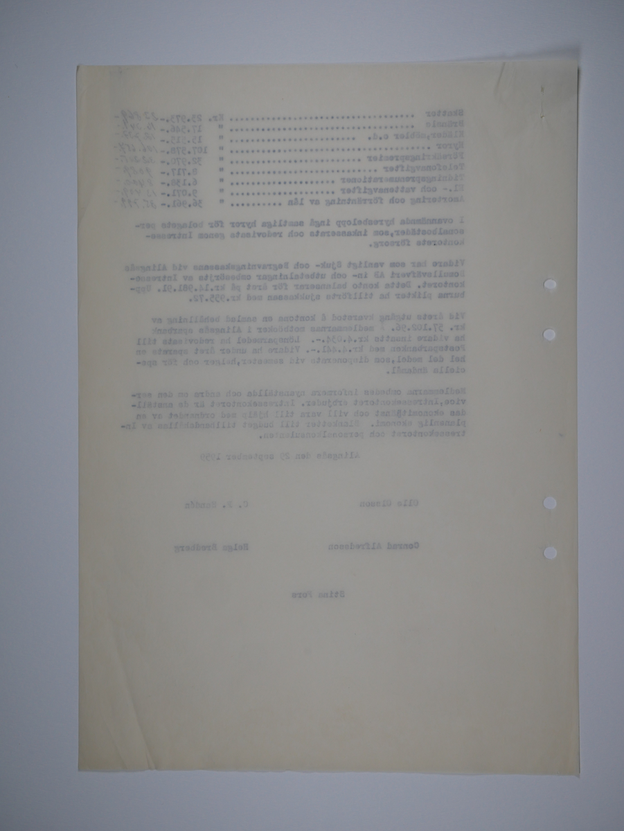 Alingsås Bomullsväveri AB

Intressekontoret.
Verksamhetsberättelser 1928 - 1960.
Maskinskrivna och buntade i en volym.

Intressekontoret öppnade 1919, vid Stora torget.
Dess uppgift var att 'stå den vid Bolaget anställda personal till tjänst vid ordnandet af dess ekonomi samt att främja dess sociala intressen.'

Det var frivilligt om man vill ansluta sig, 
Det var företaget som stod för verksamheten vid Intressekontoret.

Gåva 1983-05 Almedahls AB, Alingsås