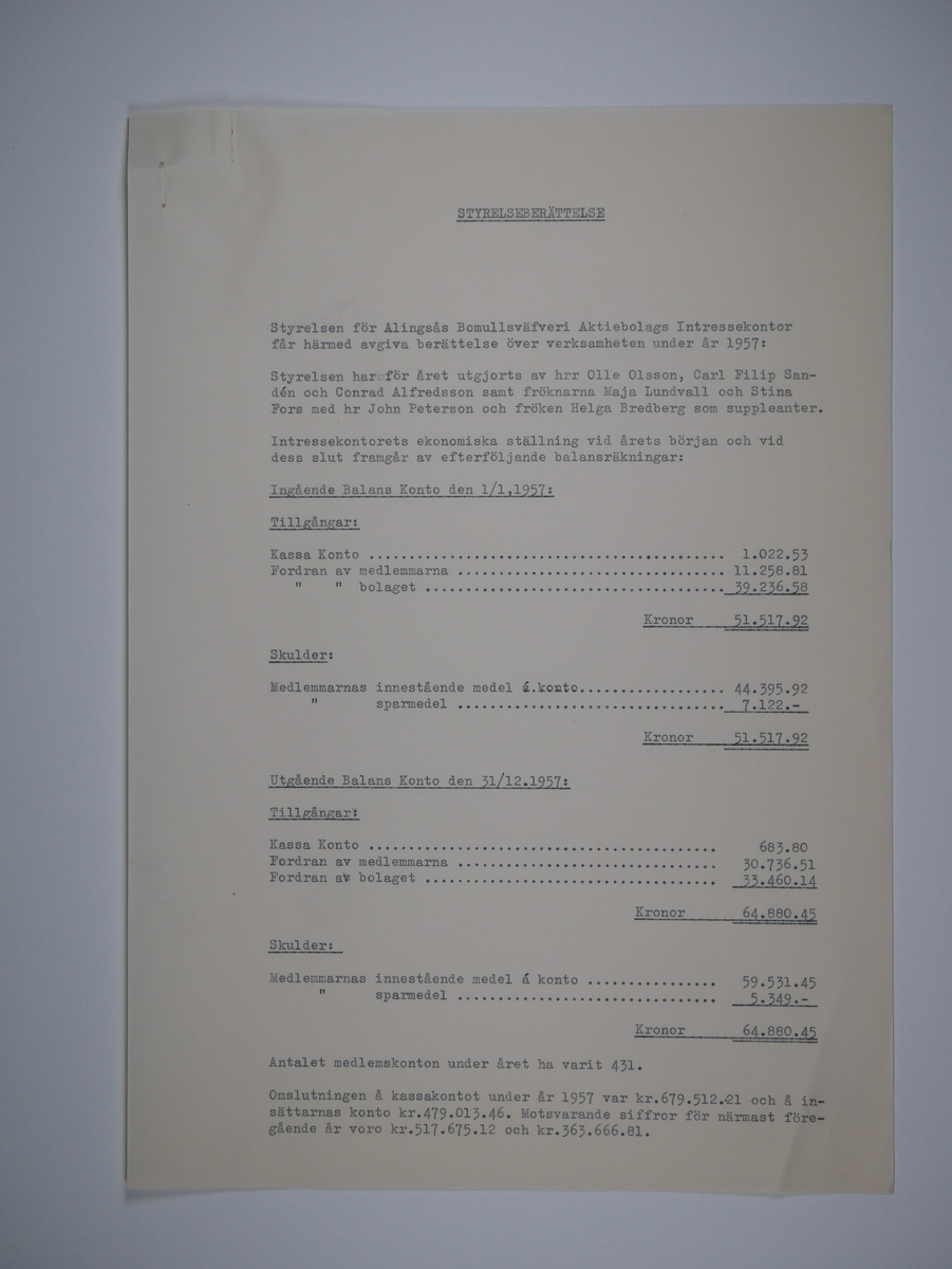 Alingsås Bomullsväveri AB

Intressekontoret.
Verksamhetsberättelser 1928 - 1960.
Maskinskrivna och buntade i en volym.

Intressekontoret öppnade 1919, vid Stora torget.
Dess uppgift var att 'stå den vid Bolaget anställda personal till tjänst vid ordnandet af dess ekonomi samt att främja dess sociala intressen.'

Det var frivilligt om man vill ansluta sig, 
Det var företaget som stod för verksamheten vid Intressekontoret.

Gåva 1983-05 Almedahls AB, Alingsås