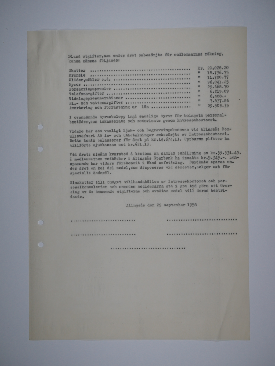 Alingsås Bomullsväveri AB

Intressekontoret.
Verksamhetsberättelser 1928 - 1960.
Maskinskrivna och buntade i en volym.

Intressekontoret öppnade 1919, vid Stora torget.
Dess uppgift var att 'stå den vid Bolaget anställda personal till tjänst vid ordnandet af dess ekonomi samt att främja dess sociala intressen.'

Det var frivilligt om man vill ansluta sig, 
Det var företaget som stod för verksamheten vid Intressekontoret.

Gåva 1983-05 Almedahls AB, Alingsås