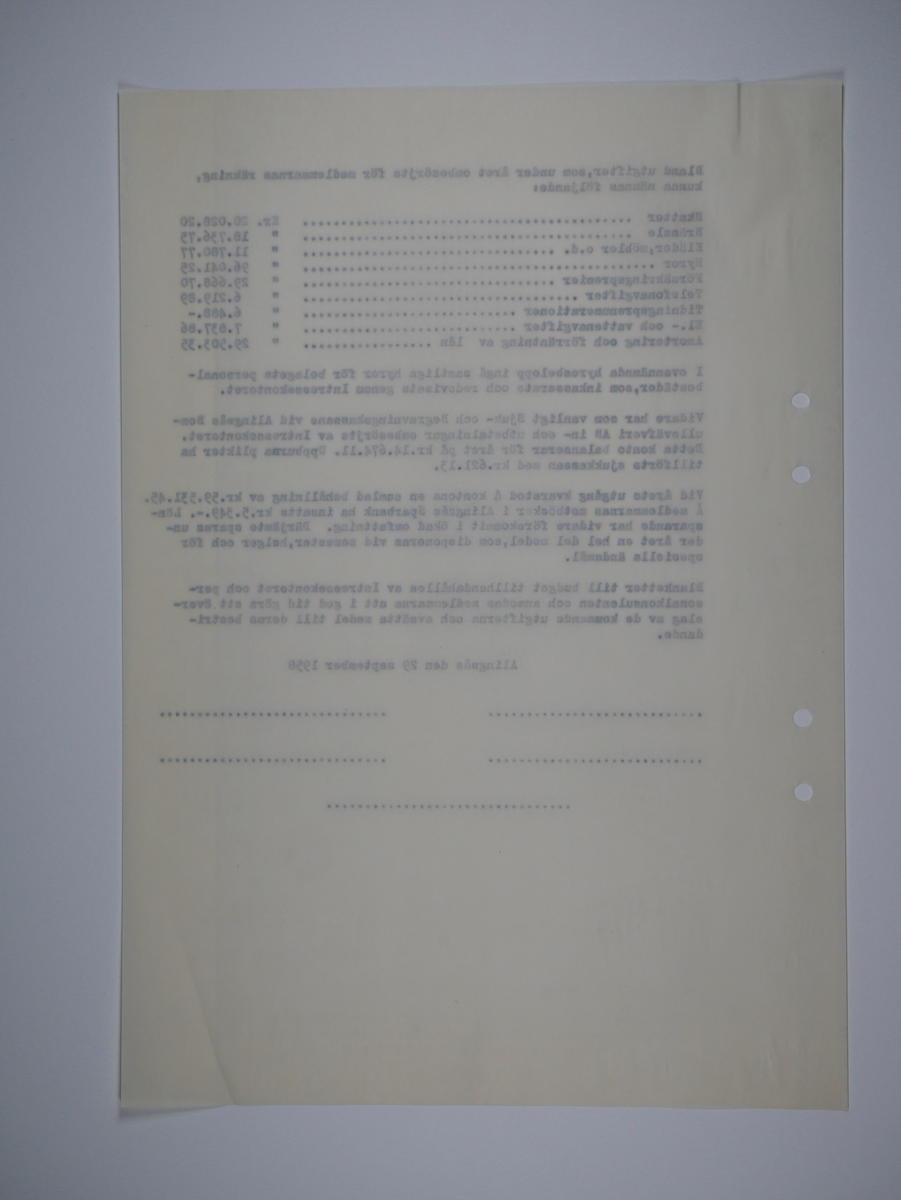 Alingsås Bomullsväveri AB

Intressekontoret.
Verksamhetsberättelser 1928 - 1960.
Maskinskrivna och buntade i en volym.

Intressekontoret öppnade 1919, vid Stora torget.
Dess uppgift var att 'stå den vid Bolaget anställda personal till tjänst vid ordnandet af dess ekonomi samt att främja dess sociala intressen.'

Det var frivilligt om man vill ansluta sig, 
Det var företaget som stod för verksamheten vid Intressekontoret.

Gåva 1983-05 Almedahls AB, Alingsås