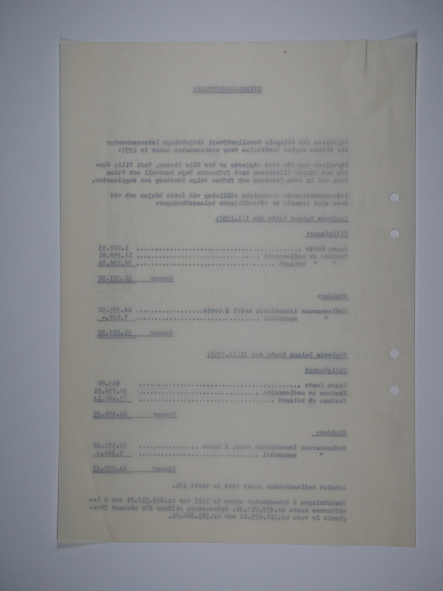 Alingsås Bomullsväveri AB

Intressekontoret.
Verksamhetsberättelser 1928 - 1960.
Maskinskrivna och buntade i en volym.

Intressekontoret öppnade 1919, vid Stora torget.
Dess uppgift var att 'stå den vid Bolaget anställda personal till tjänst vid ordnandet af dess ekonomi samt att främja dess sociala intressen.'

Det var frivilligt om man vill ansluta sig, 
Det var företaget som stod för verksamheten vid Intressekontoret.

Gåva 1983-05 Almedahls AB, Alingsås