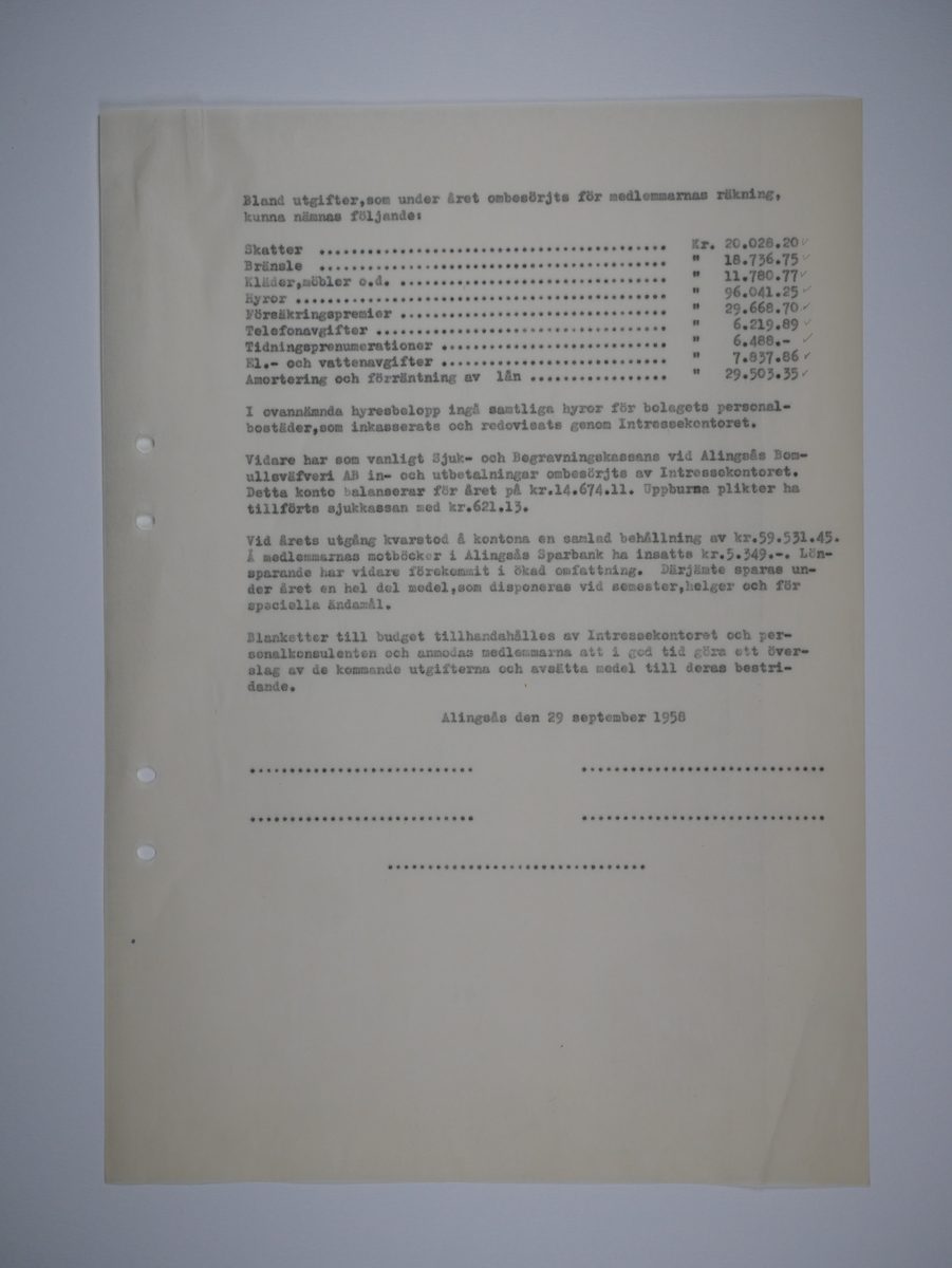 Alingsås Bomullsväveri AB

Intressekontoret.
Verksamhetsberättelser 1928 - 1960.
Maskinskrivna och buntade i en volym.

Intressekontoret öppnade 1919, vid Stora torget.
Dess uppgift var att 'stå den vid Bolaget anställda personal till tjänst vid ordnandet af dess ekonomi samt att främja dess sociala intressen.'

Det var frivilligt om man vill ansluta sig, 
Det var företaget som stod för verksamheten vid Intressekontoret.

Gåva 1983-05 Almedahls AB, Alingsås