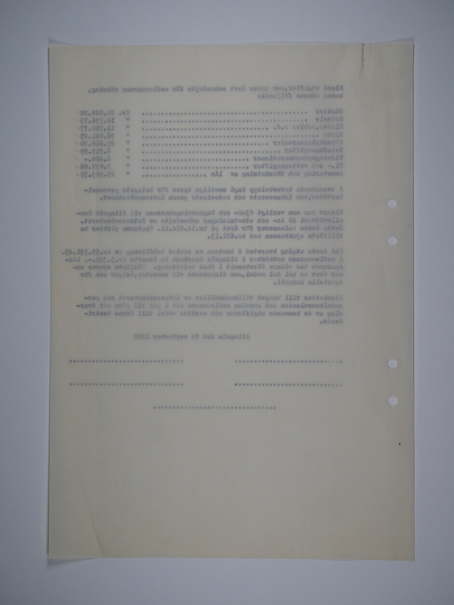 Alingsås Bomullsväveri AB

Intressekontoret.
Verksamhetsberättelser 1928 - 1960.
Maskinskrivna och buntade i en volym.

Intressekontoret öppnade 1919, vid Stora torget.
Dess uppgift var att 'stå den vid Bolaget anställda personal till tjänst vid ordnandet af dess ekonomi samt att främja dess sociala intressen.'

Det var frivilligt om man vill ansluta sig, 
Det var företaget som stod för verksamheten vid Intressekontoret.

Gåva 1983-05 Almedahls AB, Alingsås