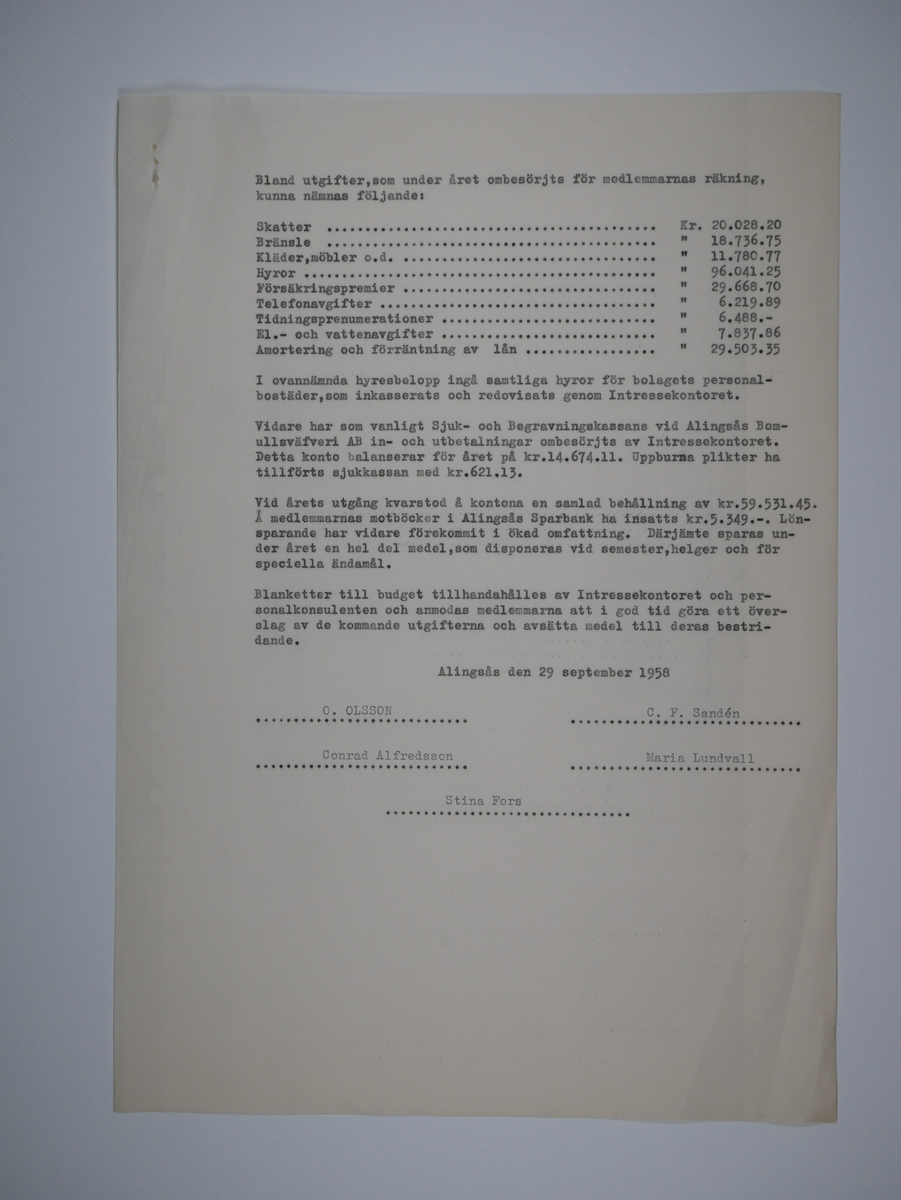 Alingsås Bomullsväveri AB

Intressekontoret.
Verksamhetsberättelser 1928 - 1960.
Maskinskrivna och buntade i en volym.

Intressekontoret öppnade 1919, vid Stora torget.
Dess uppgift var att 'stå den vid Bolaget anställda personal till tjänst vid ordnandet af dess ekonomi samt att främja dess sociala intressen.'

Det var frivilligt om man vill ansluta sig, 
Det var företaget som stod för verksamheten vid Intressekontoret.

Gåva 1983-05 Almedahls AB, Alingsås