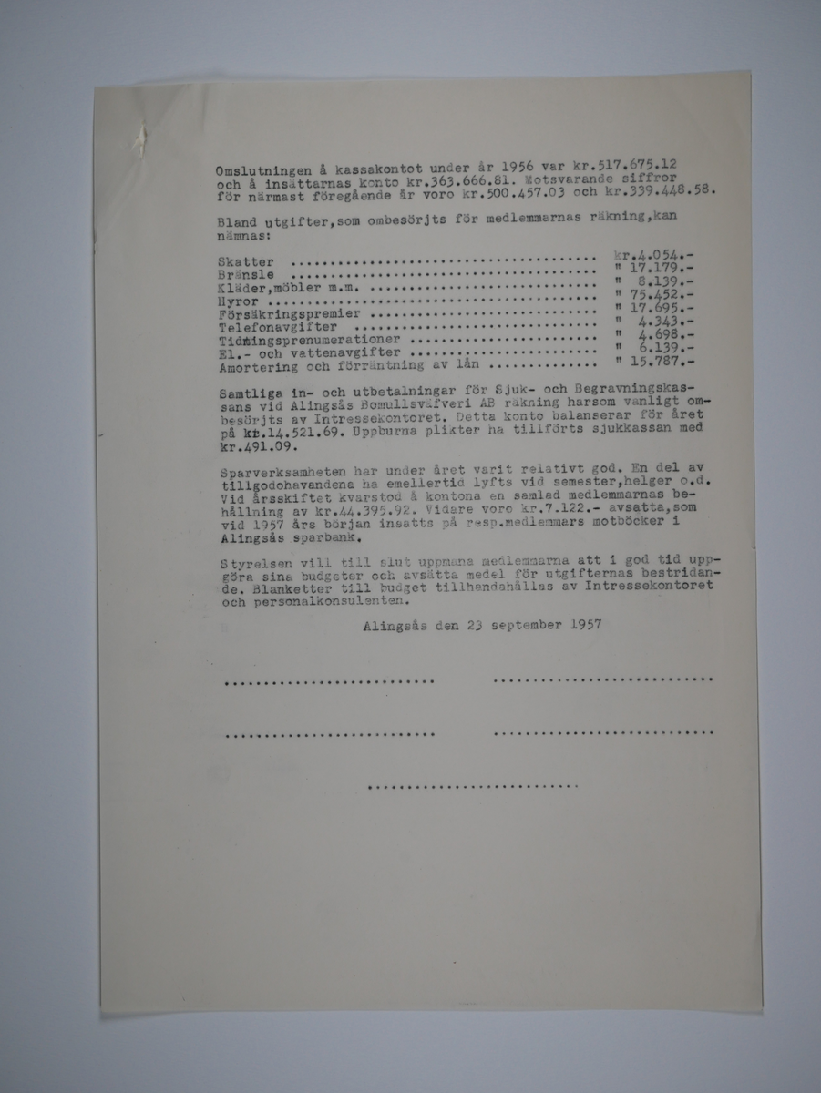 Alingsås Bomullsväveri AB

Intressekontoret.
Verksamhetsberättelser 1928 - 1960.
Maskinskrivna och buntade i en volym.

Intressekontoret öppnade 1919, vid Stora torget.
Dess uppgift var att 'stå den vid Bolaget anställda personal till tjänst vid ordnandet af dess ekonomi samt att främja dess sociala intressen.'

Det var frivilligt om man vill ansluta sig, 
Det var företaget som stod för verksamheten vid Intressekontoret.

Gåva 1983-05 Almedahls AB, Alingsås