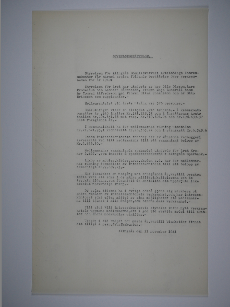 Alingsås Bomullsväveri AB

Intressekontoret.
Verksamhetsberättelser 1928 - 1960.
Maskinskrivna och buntade i en volym.

Intressekontoret öppnade 1919, vid Stora torget.
Dess uppgift var att 'stå den vid Bolaget anställda personal till tjänst vid ordnandet af dess ekonomi samt att främja dess sociala intressen.'

Det var frivilligt om man vill ansluta sig, 
Det var företaget som stod för verksamheten vid Intressekontoret.

Gåva 1983-05 Almedahls AB, Alingsås