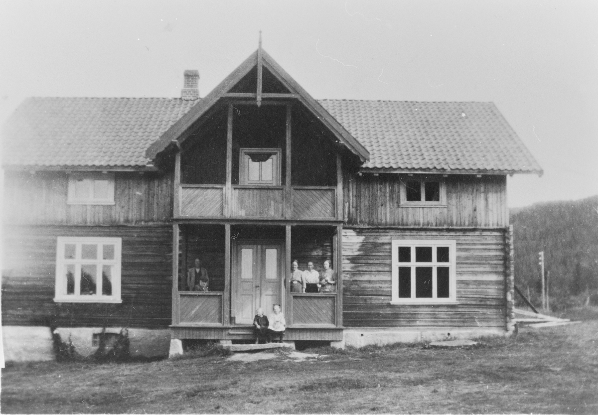 Hovedbygningen på Hagavold i Øvre Sigdal, angivelig ca. 1935.