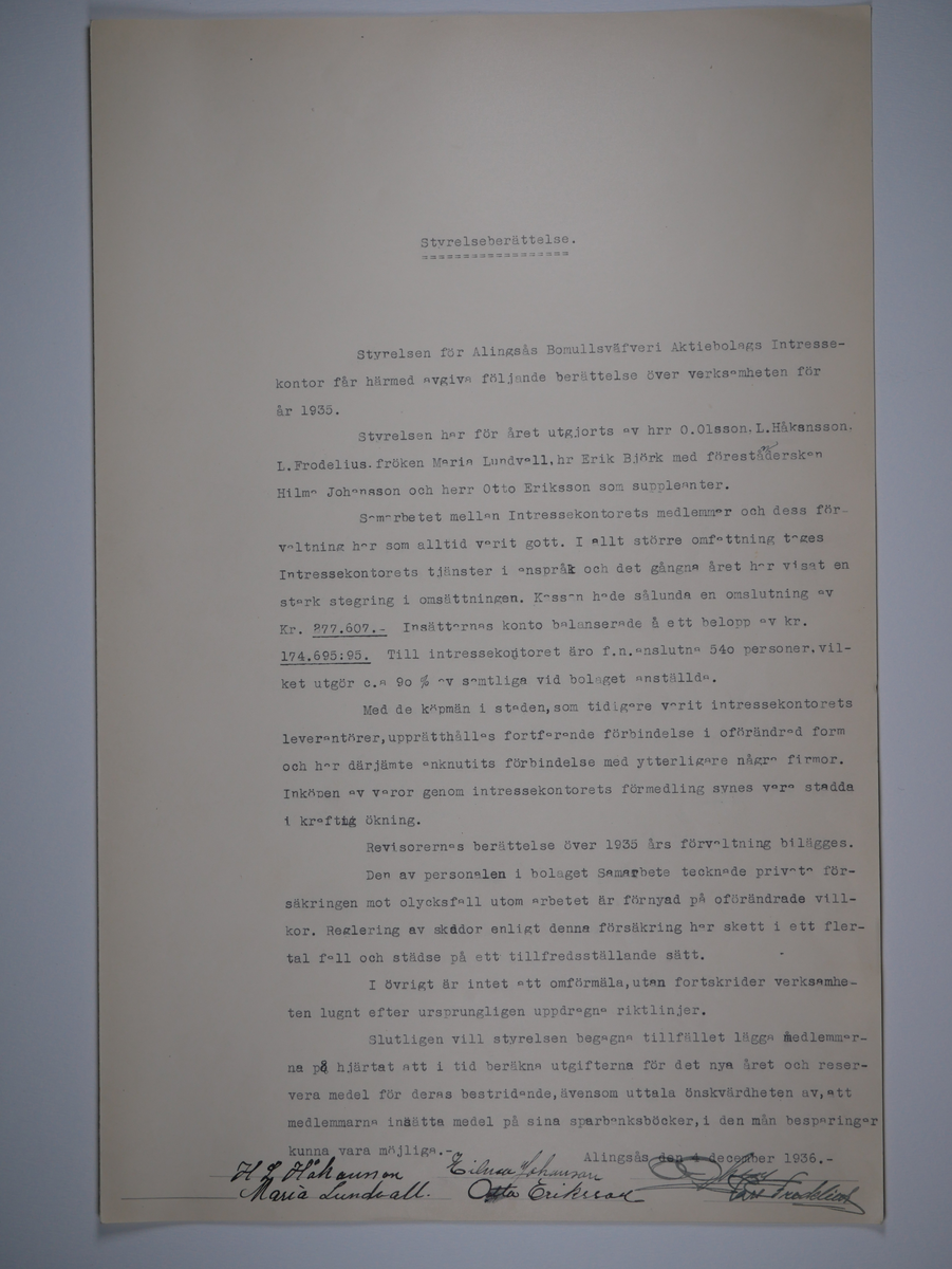 Alingsås Bomullsväveri AB

Intressekontoret.
Verksamhetsberättelser 1928 - 1960.
Maskinskrivna och buntade i en volym.

Intressekontoret öppnade 1919, vid Stora torget.
Dess uppgift var att 'stå den vid Bolaget anställda personal till tjänst vid ordnandet af dess ekonomi samt att främja dess sociala intressen.'

Det var frivilligt om man vill ansluta sig, 
Det var företaget som stod för verksamheten vid Intressekontoret.

Gåva 1983-05 Almedahls AB, Alingsås